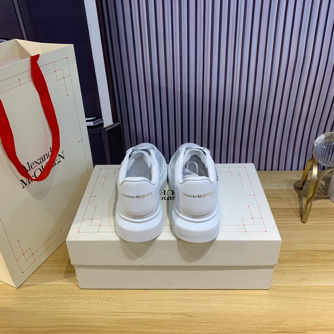 👟👟Ex-factory price 560👟👟Snake pattern professional McQueen factory. Top version. Couple model Alexander McQUEEN high version has been upgraded to the highest quality again✅.McQueen dad shoes 💪McQueen spring, summer, autumn and winter top version purchasing agent level✅ Recruiting national online and offline agents to join🤝 🏆Fabric: Original materials imported from Italy. Texture, water-resistant and non-discoloring 🏆Inner lining: ️A-grade Italian imported lining resistant to dirt, sweat-absorbent, breathable and comfortable 🏆Foot pads: top-grade imported Italian super-soft cowhide leather 🏆Outsole: PU+counter 1:1 🏆Shoe box: original white box. Plus white flip cover for double-layer protection. Cloth bag. Handbag. Certificate of 1:1 mold opening, 4-piece set. Delivered with a pair of shoelaces. 🖕🏿🖕🏿🖕🏿You can choose any pair of shoelaces in any color of our factory 🏆Code number: women’s 34-41. men’s 38-46 🏆Special remarks (women’s size 34.40.41, men’s size 38.45.46 is customized, no returns or exchanges) Win-win cooperation🤝